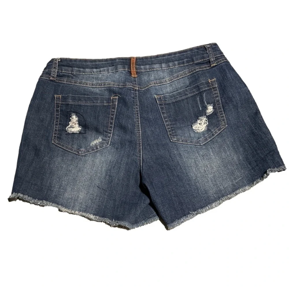 Woman’s shorts - Picture 2 of 5